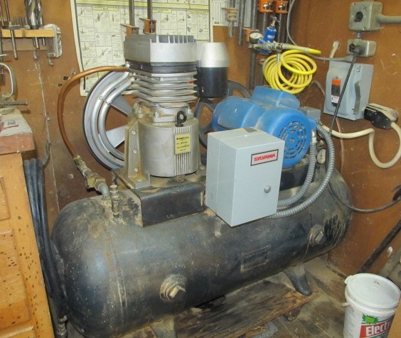 lot 6 image: Heavy Duty CompAir Air Compressor