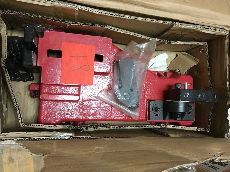 lot 18 image: Milwaukee 48-08-0260 Portable Band Saw Table in good conditions