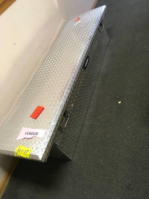 lot 90 image: HUSKY TRUCK TOOL BOX SILVER in good conditions