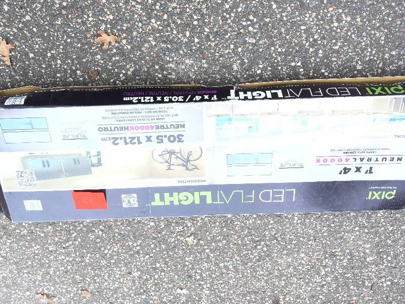 lot 99 image: Pixi 1x4 LED Flatlight Luminaire 4000K (Neutral White) 110-300V Internal Driver in good conditions
