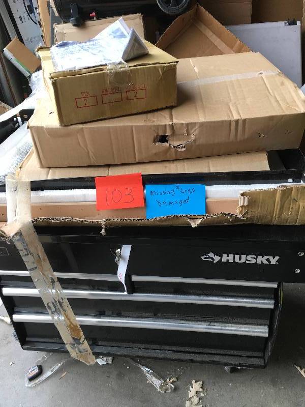 lot 103 image: HUSKY 33 in. 4-Drawer Mechanics Tool , Black   MISSING 2 LEGS DAMAGED