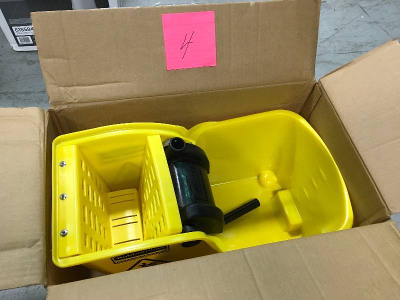 lot 4 image: Rubbermaid Wavebrake BucketWringer