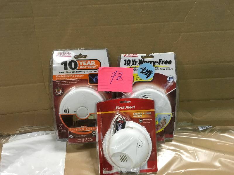 lot 72 image: LOT OF 3  Kidde Worry-Free Smoke Alarm  First Alert Battery-Powered Smoke Alarm