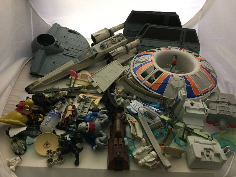 lot 204 image: Star Wars Trek Toys & Figures