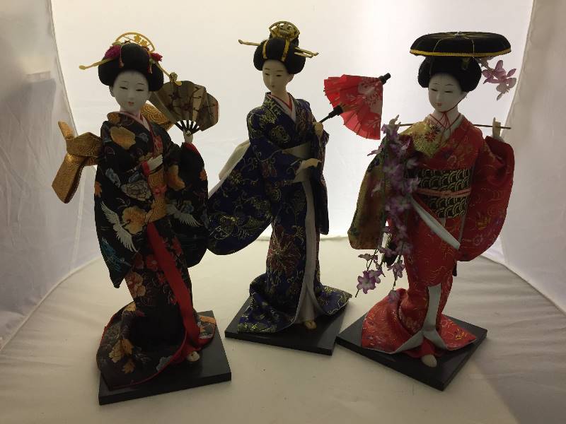lot 205 image: Asian Dolls - qty 3 - Japanese