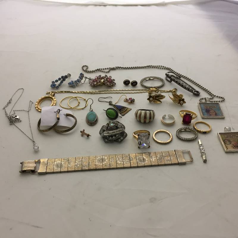 lot 211 image: Costume Jewelry