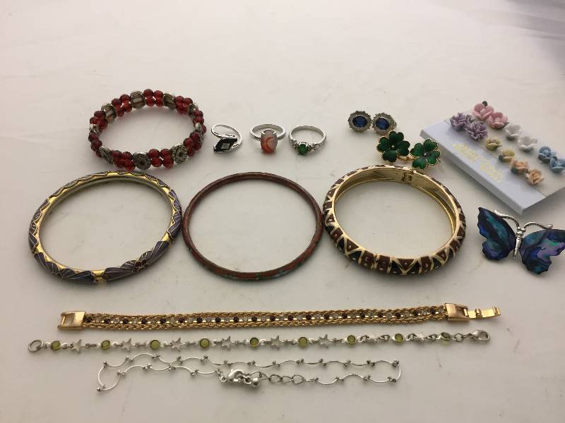 lot 214 image: Costume Jewelry - Bracelets, Rings & Earrings