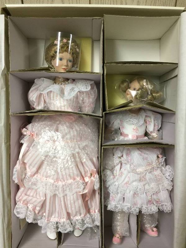 lot 258 image: Gorham Porcelain Doll Set - Victorias Jubilee