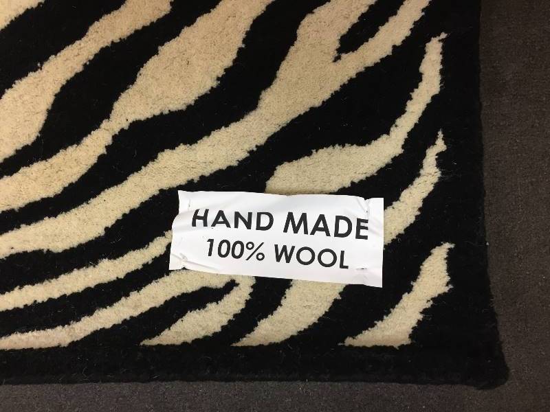 lot 183 image: New 100% Wool Decorator Rug 5 x 8
