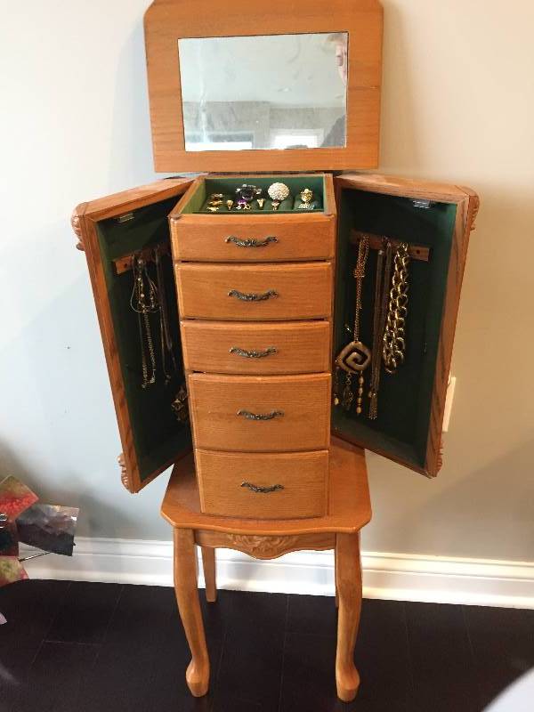 lot 185 image: Standing Jewelry Box & Contents