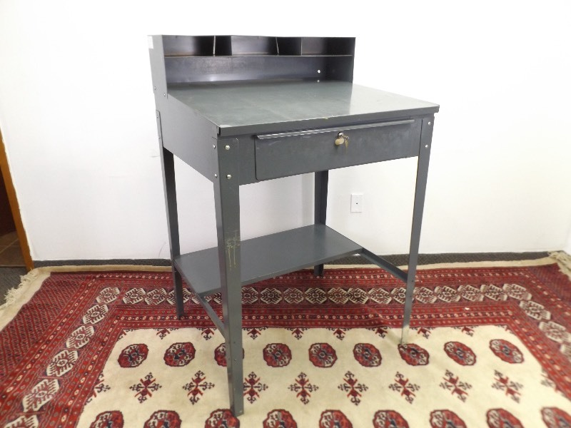lot 1 image: Steel Foremans Desk wKey