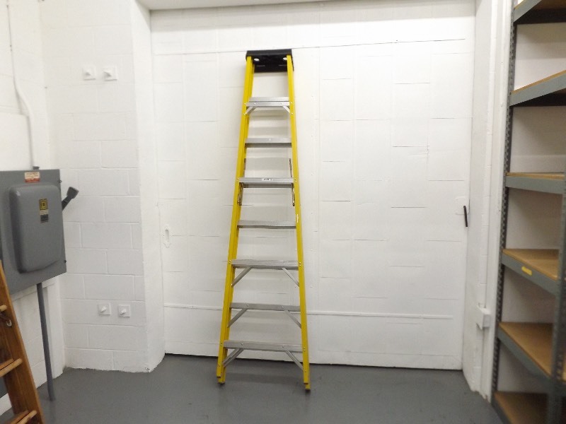 lot 64 image: 8 Werner Fiberglass Ladder 