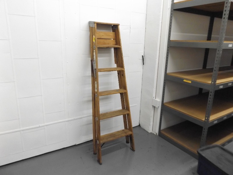 lot 66 image: 6 Wood Ladder 