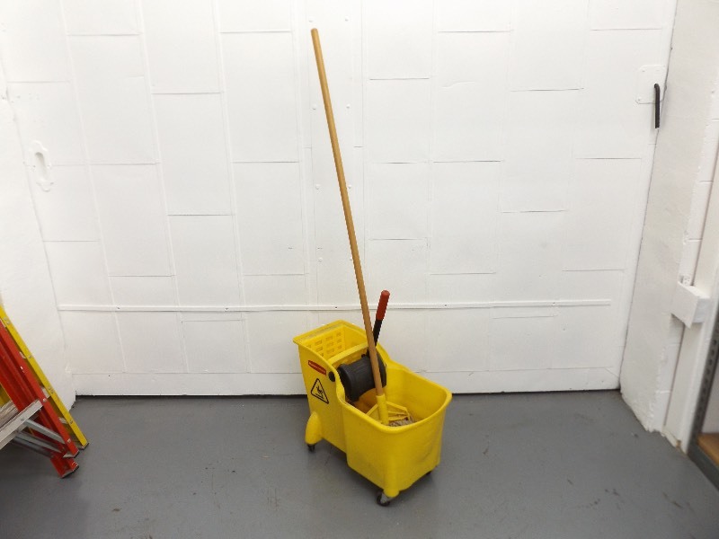 lot 73 image: Rubbermaid Mop Bucket and Handle