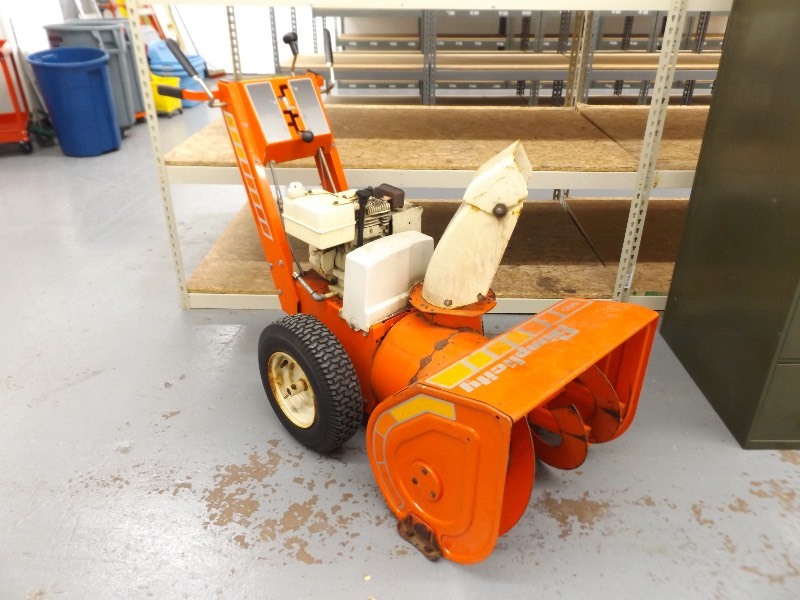 lot 80 image: Simplicity 560 Snowblower