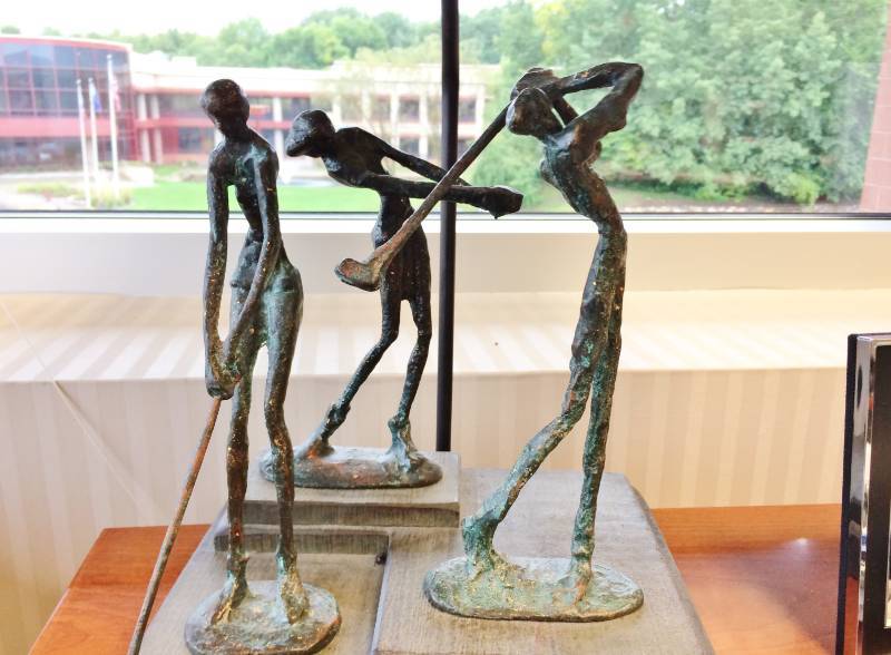 lot 20 image: Gorgeously Sculpted Vintage Frederick Cooper Bronze Golfers Golfing Table Lamp With Labeled Frederick Cooper Fabric Shade - Excellent Condition