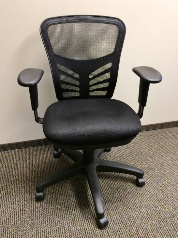 lot 33 image: 4 Black Mesh Back Executive Ergonomic Office Chairs - Multi Adjustable Seat Back Height Back Tilt Etc. Excellent Working Condition