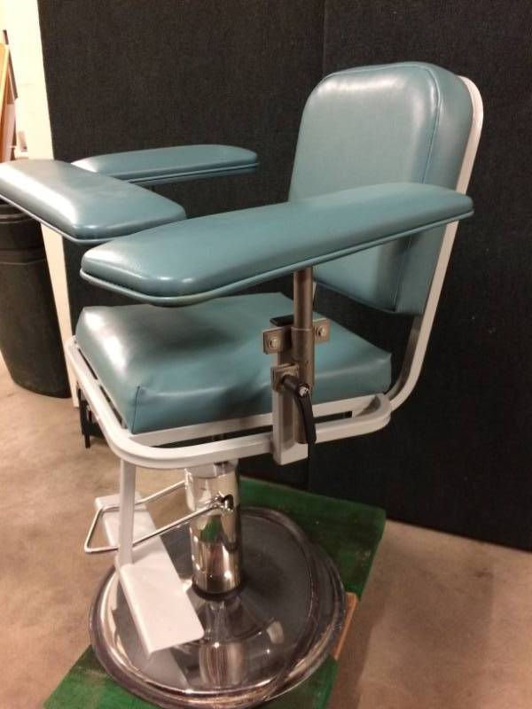 Retails New $1500 Height Adjustable Arms &amp Seat Hydraulic Multi-Positional Phlebotomy Chair Padded Blood Drawing Donor Seat - Many Uses Including Manicures Tattoo Ink &amp Henna Artists Excellent Condition - No Tears