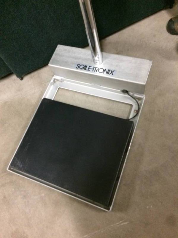 Heavy Duty Scale-Tronix 5005 Medical Height Digital Metric Stand On Scale 500lb Capacity -Excellent Working Condition