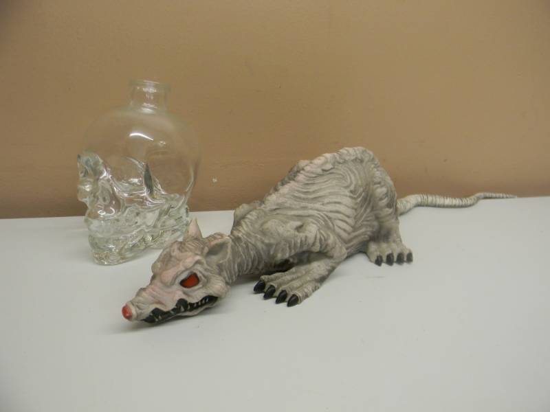 HALLOWEEN DECOR, NEW - LARGE CRAZED RODENT & GLASS SKULL READY FOR A CANDLE - SEE PICTURES