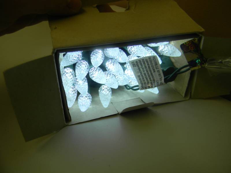 NEW IN BOX PHILIPS 60LT LED STRING LIGHTS - WORKS - SEE PICTURES