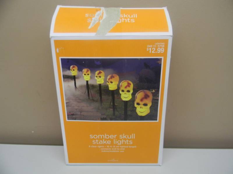 VINTAGE SKULL STAKE LIGHT SET IN BOX - SEE PICTURES