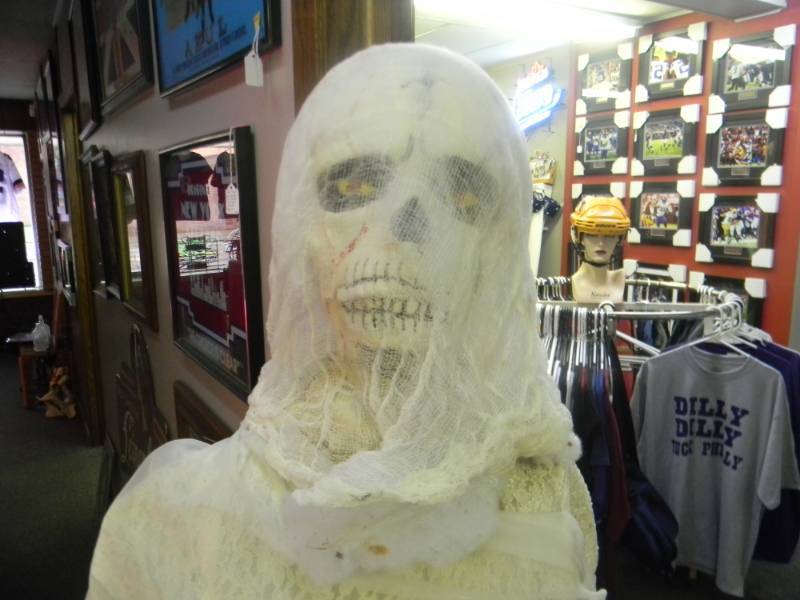 VINTAGE HAUNTING BRIDE HALLOWEEN DISPLAY - SEE PICTURES