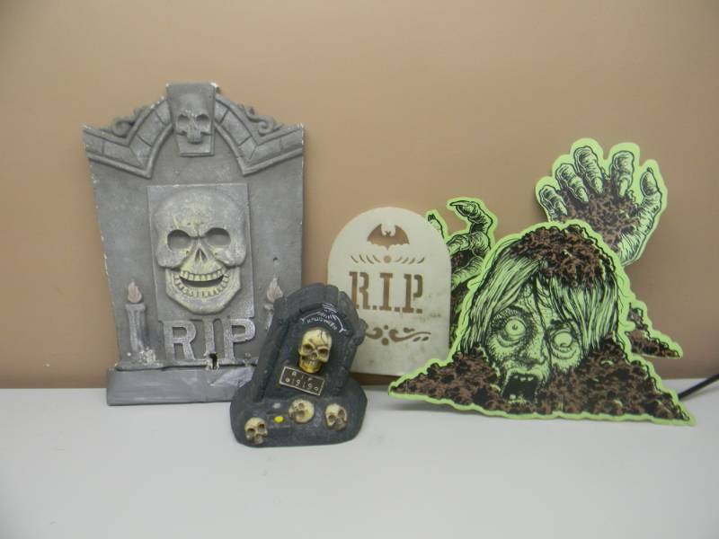 VINTAGE RIP HALLOWEEN BATTERY OPERATED GRAVESTONE WITH OTHER DECORATIONS - SEE PICTURES
