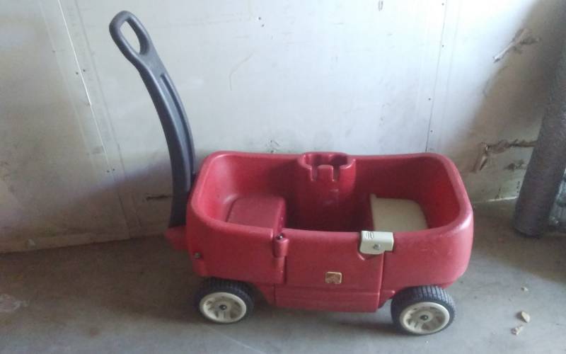 lot 12 image: Step 2 Wagon