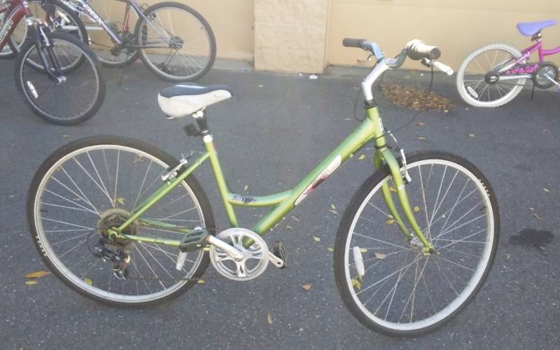 lot 16 image: Diamond Back Vital1 28 Inch 7 Speed Big Frame Green