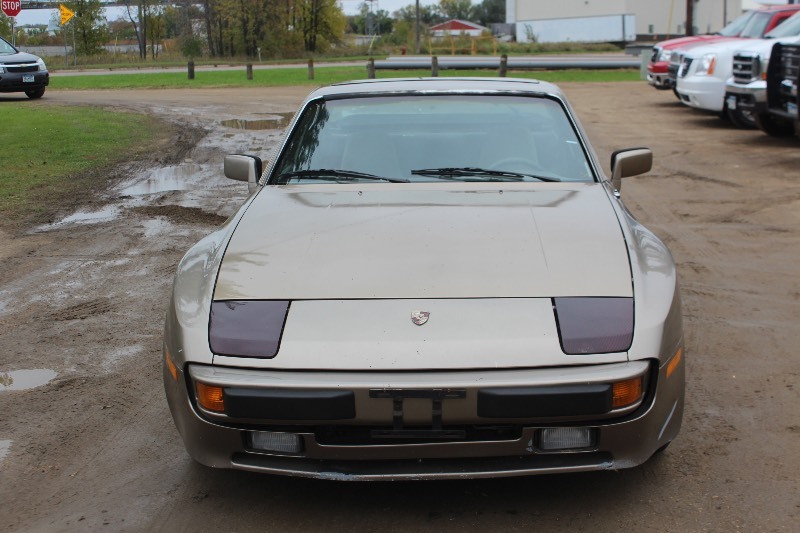 lot M3034 image: 1983 Porsche 944 - 5 Speed -