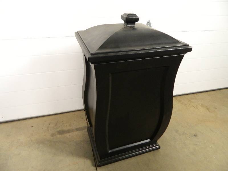 lot 3 image: New Mayne Polyethylene Storage Container