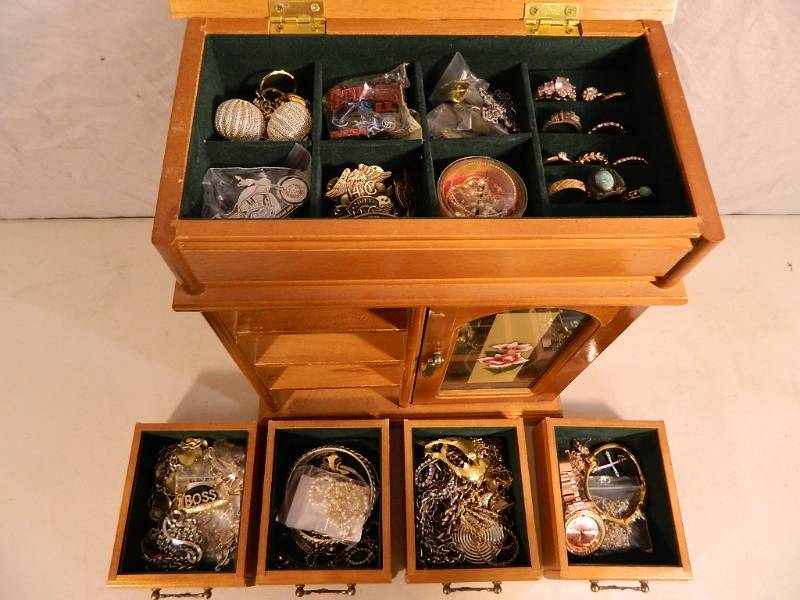 lot 12 image: Assorted Jewlery in Box