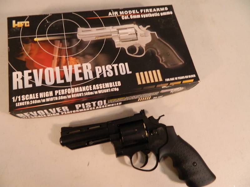 lot 76 image: Airsoft Revolver Pistol