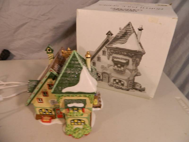 lot 86 image: Department 56 North Pole Series Building