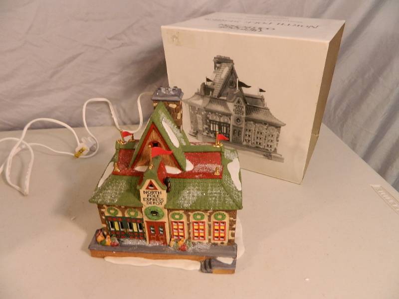 lot 89 image: Department 56 North Pole Series Building