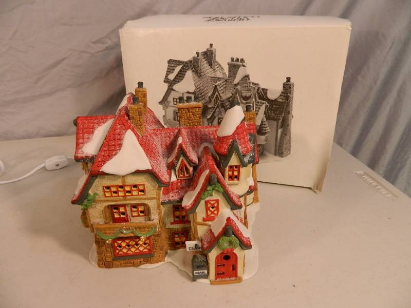 lot 91 image: Department 56 North Pole Series Building