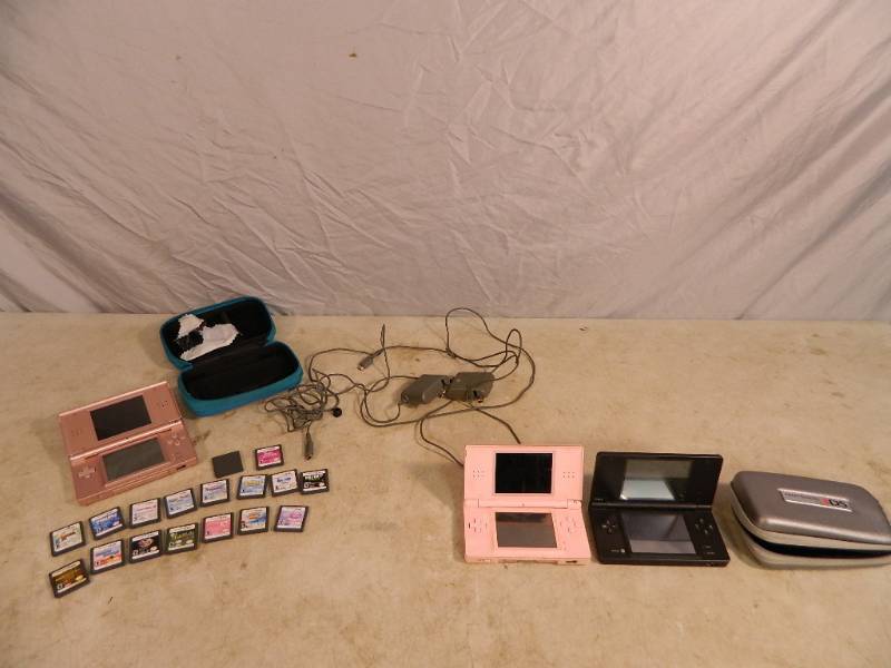 lot 122 image: 3 Nintendo DS And Games