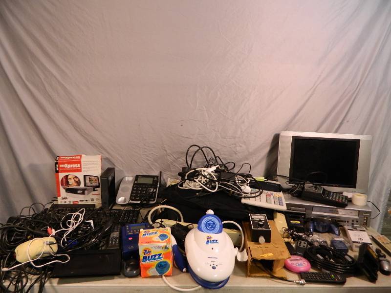 lot 127 image: Assorted Electronics