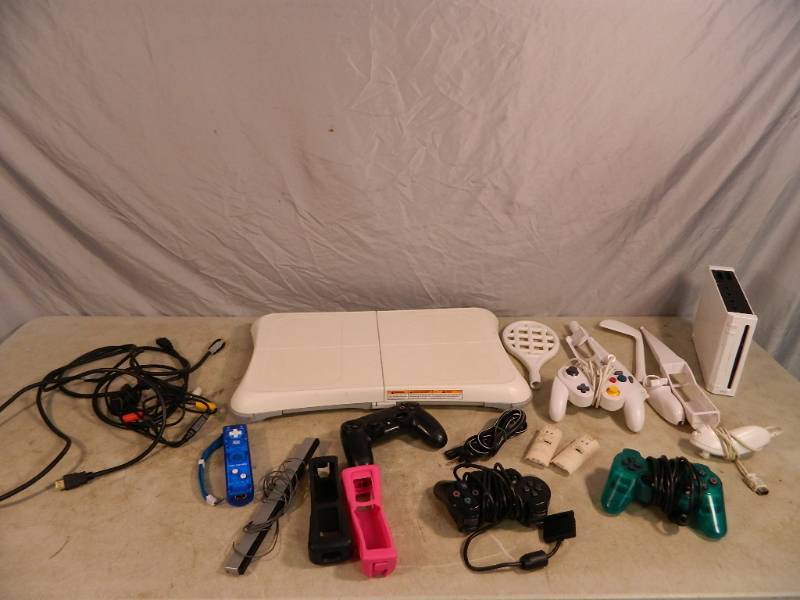 lot 132 image: Wii and Gaming Accessories