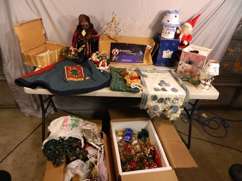 lot 175 image: Christmas Decor