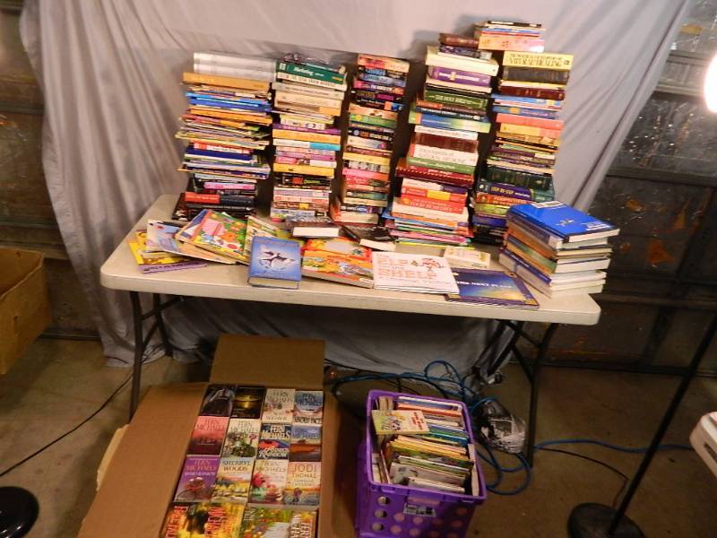 lot 189 image: Huge Lot of Books