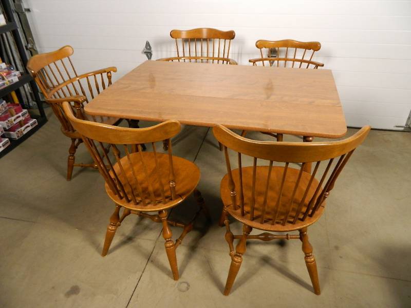 lot 8 image: Ethen Allen Drop Leaf Table and Chairs
