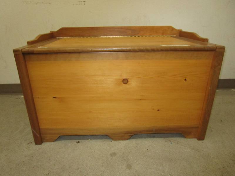 lot 13 image: Toy ChestBench