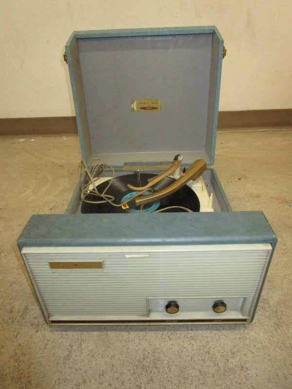 lot 14 image: General Electric Record Player
