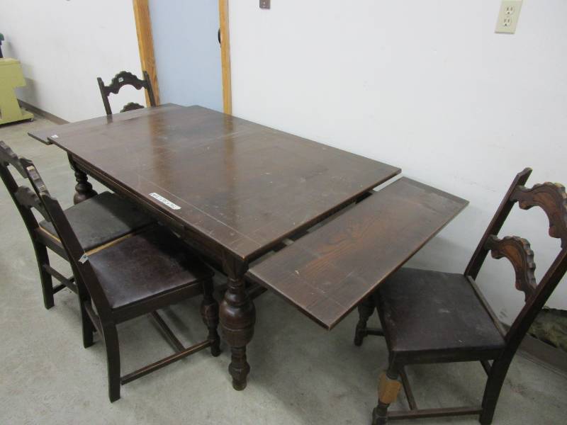 lot 17 image: Table with leaves that pull up on the ends and 4 chairs