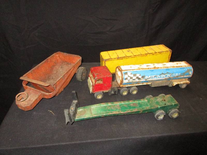 lot 22 image: Antique Metal Toys