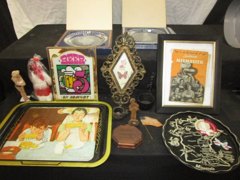 lot 38 image: Collector plates, beer mirror, Norman Rockwell tray and more collectibles