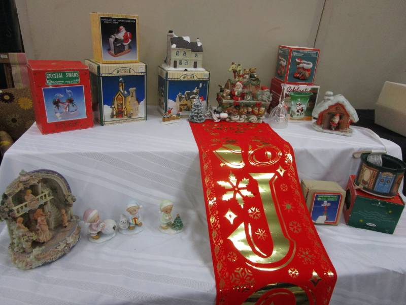 lot 40 image: Various Christmas Items