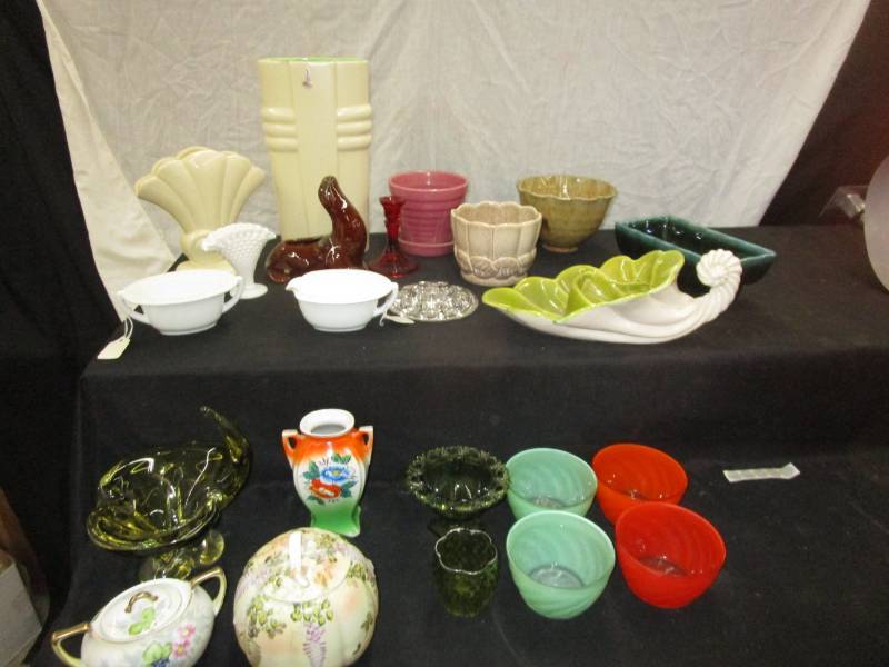 lot 43 image: Various planters Redwing, Usa, Haeger Fenton and More